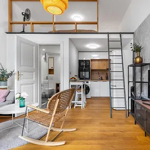 Elegant Located In The Centre Of Apartment